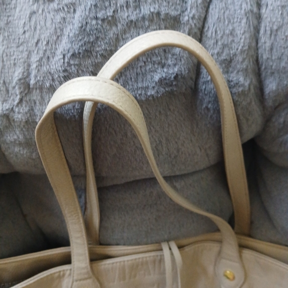 Steve Madden Tote w/ tassel Keychain - Picture 9 of 10